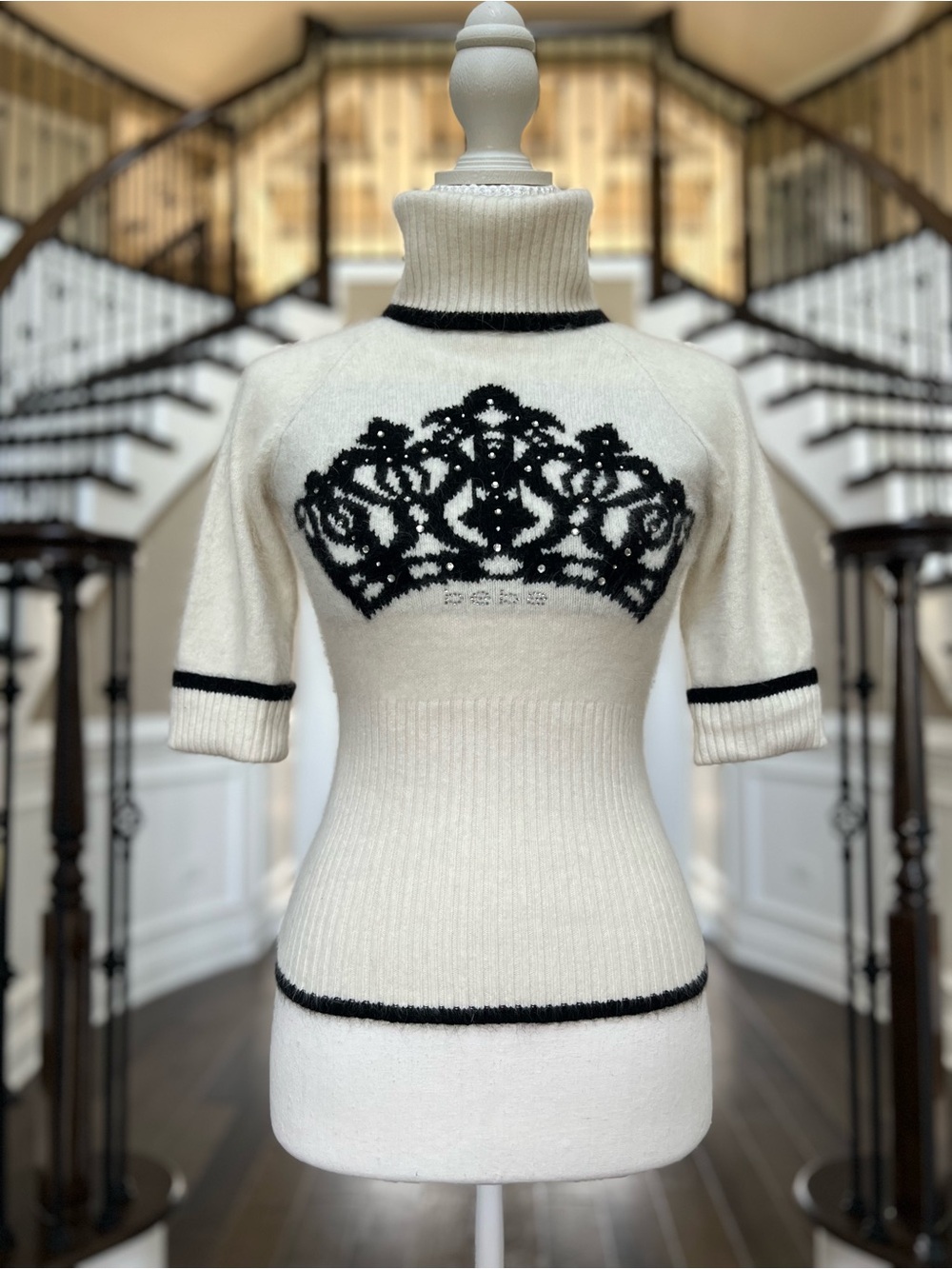 Gorgeous! Vintage Y2K BEBE women Crown Cream Black Ribbed Sweater Rhinestones S